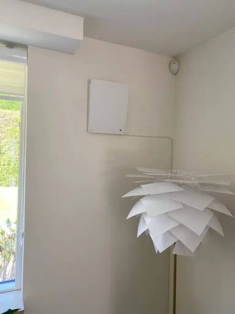 Duka One S6 Plus et-rums ventilation monteret i en lys stue