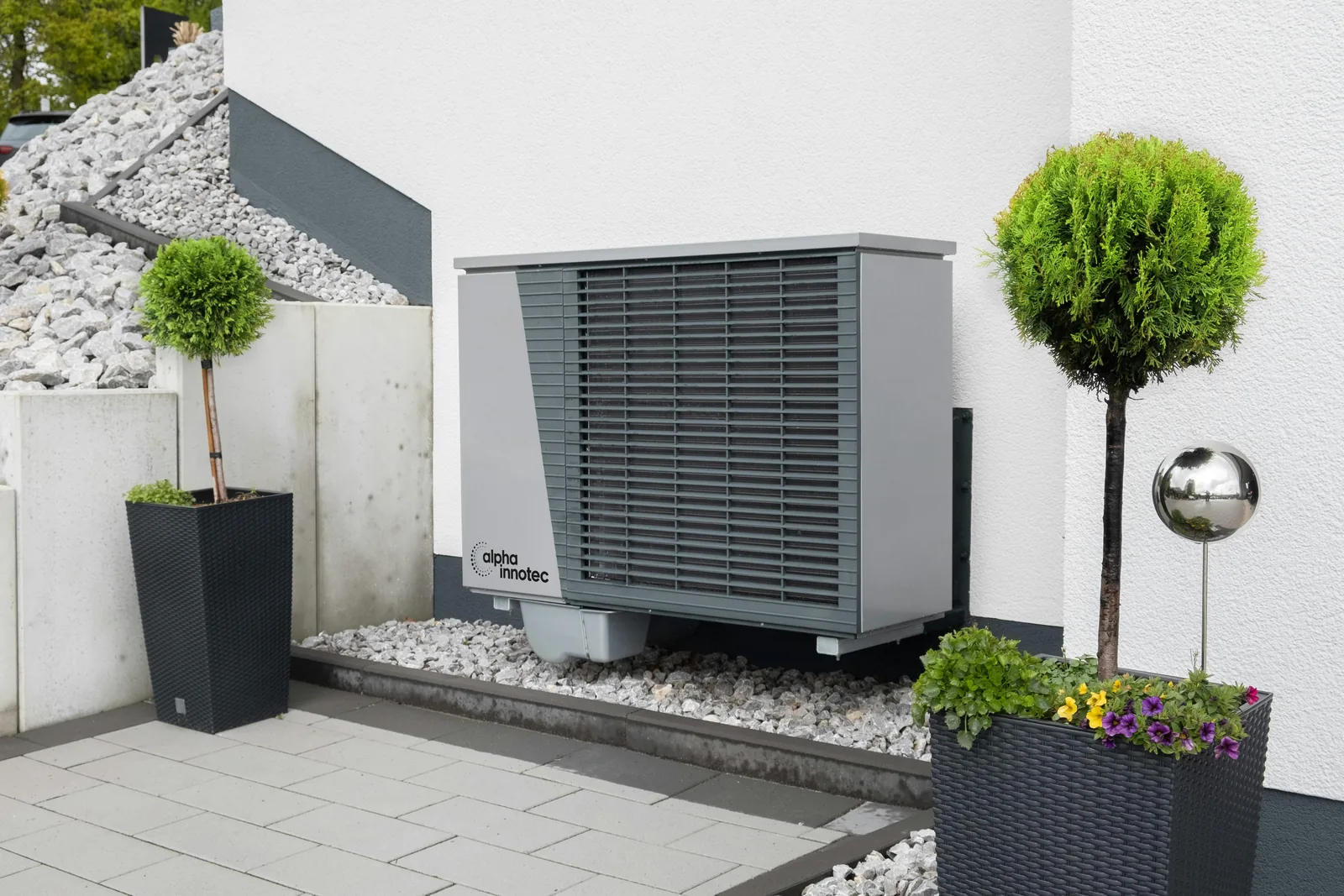 Luft-til-vand varmepumpe fra alpha innotec monteret ved hus