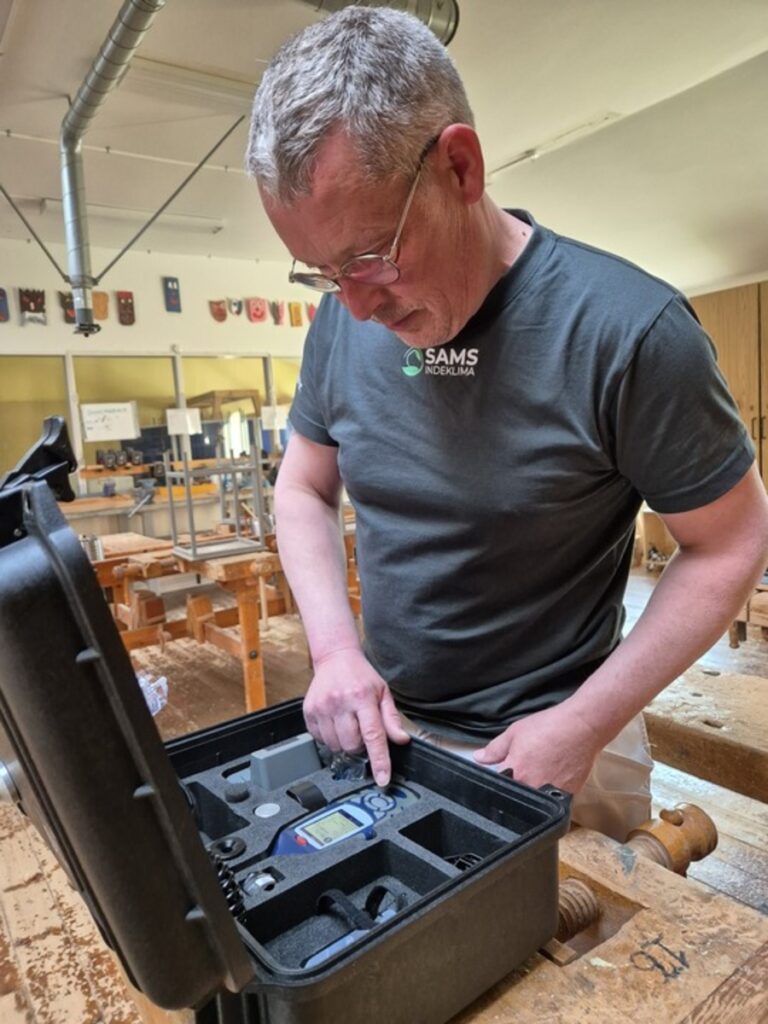 Morten fra Sams Indeklima bruger specialværktøj til optimering og måling af sundt indeklima.